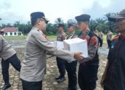 Jelang Idulfitri, Kapolres Padang Lawas Bagikan Bingkisan untuk Personel dan Wartawan