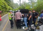Terjebak di Perbukitan Tele, Polisi dan Warga Dorong Avanza Mogok Hingga Selamat