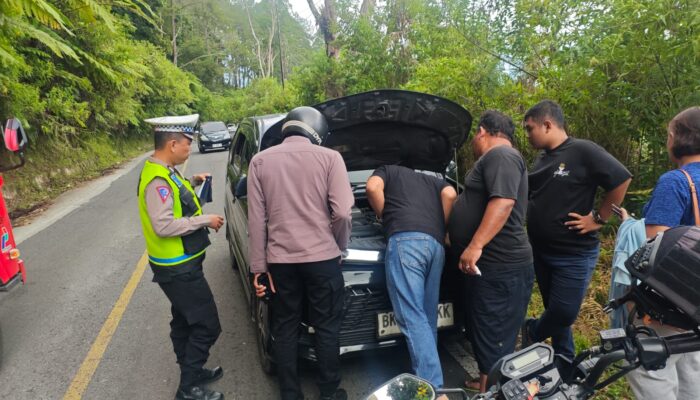 Terjebak di Perbukitan Tele, Polisi dan Warga Dorong Avanza Mogok Hingga Selamat