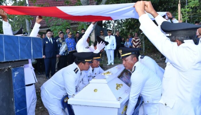 Upacara Kenegaraan Iringi Pemakaman Camat Palipi Roberd Sinaga di Nainggolan