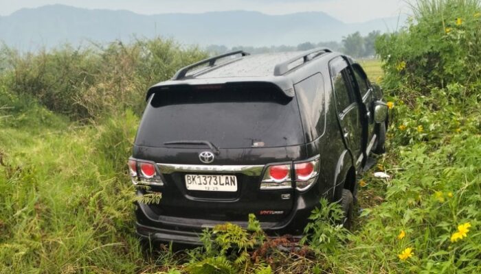 Jalan Licin Saat Gerimis, Fortuner Tergelincir Tabrak Honda Beat di Balige, Satu Tewas