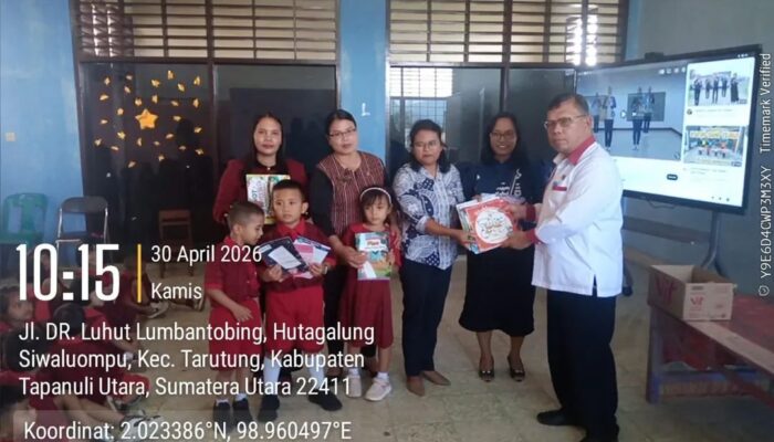 Pemkab Taput Salurkan Bantuan Buku ke TK Pembina HKBP Tarutung