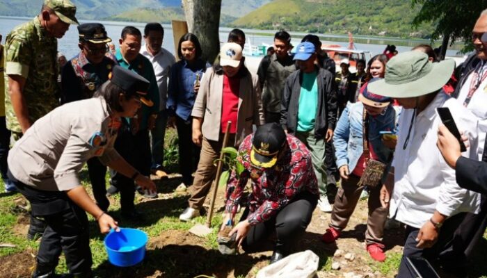 Selamatkan Danau Toba, 1.000 Ikan Ditebar dan 1.000 Pohon Ditanam