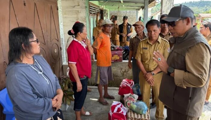 23 Rumah Rusak Dihantam Puting Beliung, Bupati Taput Turun Langsung Salurkan Bantuan