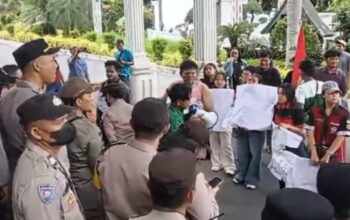 Demo HIMAPSI–SALING Tembus Gerbang Kantor Wali Kota Pematangsiantar, Desak Sekda Dicopot