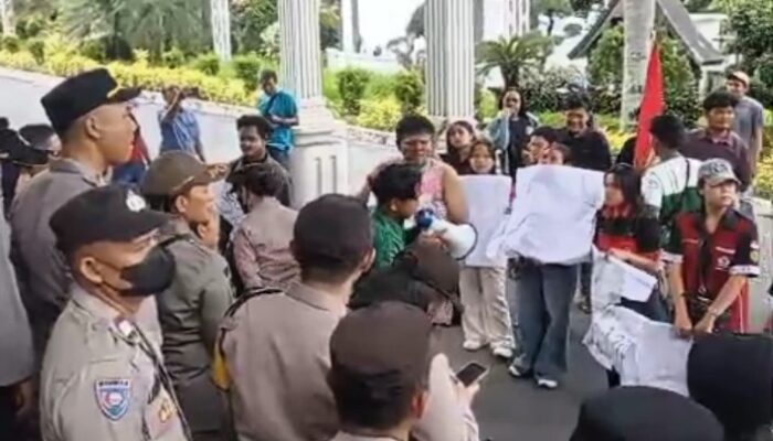 Demo HIMAPSI–SALING Tembus Gerbang Kantor Wali Kota Pematangsiantar, Desak Sekda Dicopot