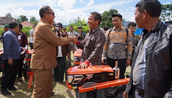 Bupati Taput Salurkan Bantuan di Pangaribuan, Pastikan Pembangunan Jalan Dimulai Tahun Ini