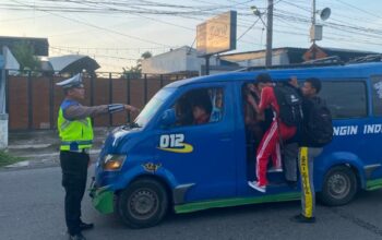 Masih Ada Penumpang Bergelantungan di Angkot Siantar? Polisi Siapkan Sanksi Tilang