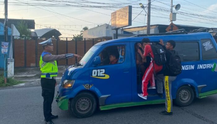 Masih Ada Penumpang Bergelantungan di Angkot Siantar? Polisi Siapkan Sanksi Tilang