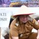 Bupati Vandiko Bagikan 4 Ton Benih Bawang Putih ke Petani Samosir