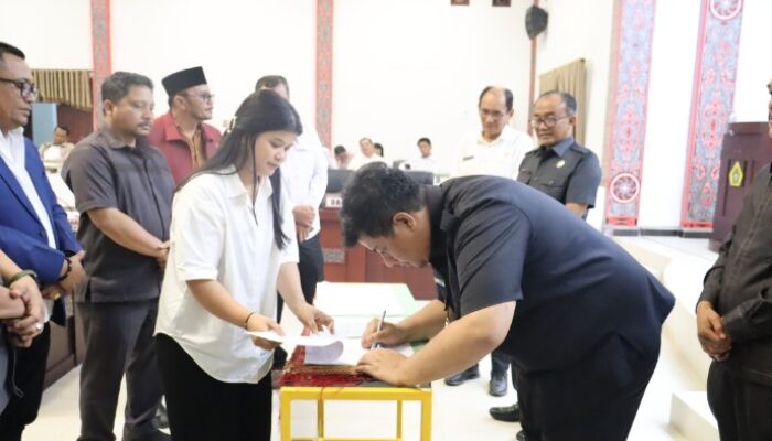 DPRD dan Pemkab Samosir Sepakati Perda APBD 2025 dan Pengelolaan Sampah