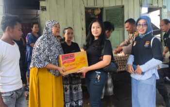 Bhabinkamtibmas Polsek Siantar Martoba Dampingi Bankom Raya Bantu Korban Longsor