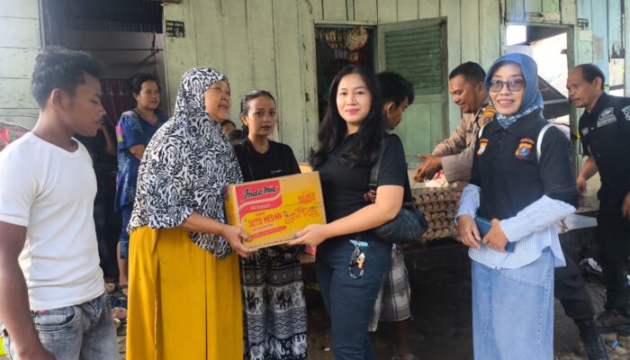 Bhabinkamtibmas Polsek Siantar Martoba Dampingi Bankom Raya Bantu Korban Longsor