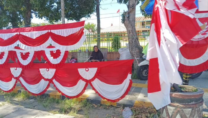 Jelang HUT RI ke-81, Pedagang Bendera Merah Putih di Siantar Sebut Penjualan Lesu