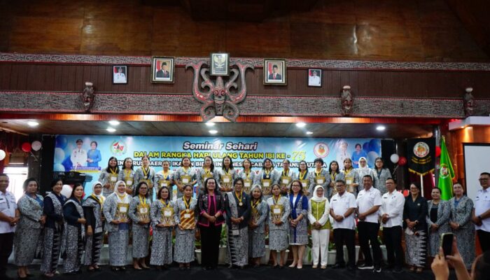 HUT IBI ke-75: Pemkab Taput Perkuat Peran Bidan Cetak Generasi Emas