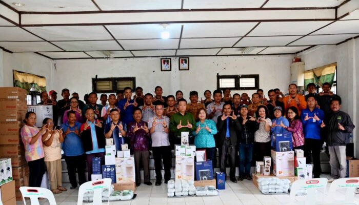 Bupati Humbahas Serahkan Bantuan Peralatan Warung Kopi Kepada 31 UMKM Terdampak Bencana