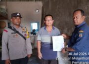 Sambut HUT ke-81 RI, Bhabinkamtibmas dan Lurah Pematang Marihat Ajak Warga Kibarkan Merah Putih