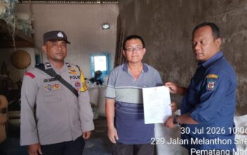 Sambut HUT ke-81 RI, Bhabinkamtibmas dan Lurah Pematang Marihat Ajak Warga Kibarkan Merah Putih