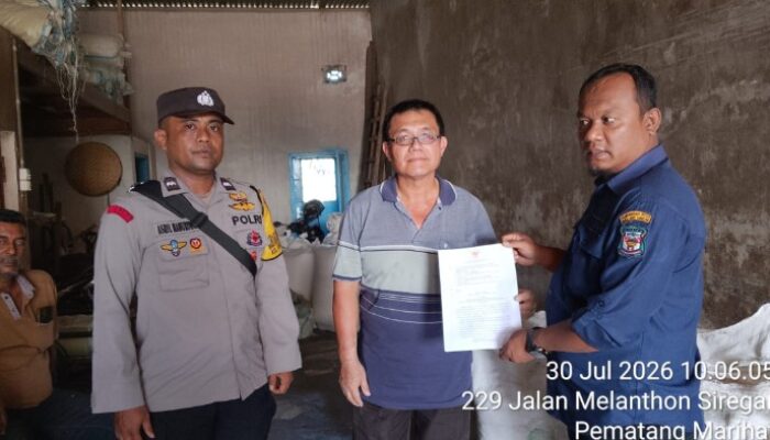 Sambut HUT ke-81 RI, Bhabinkamtibmas dan Lurah Pematang Marihat Ajak Warga Kibarkan Merah Putih