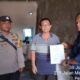Sambut HUT ke-81 RI, Bhabinkamtibmas dan Lurah Pematang Marihat Ajak Warga Kibarkan Merah Putih