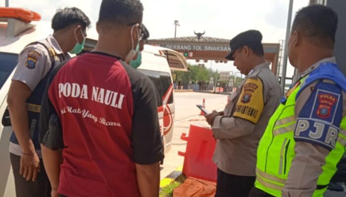 Heboh di Pintu Tol Sinaksak! Penumpang Tiba-Tiba Tewas Saat Pindah Bus