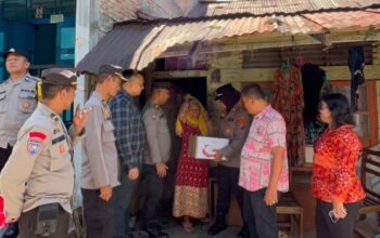 Sambut HUT RI ke-81, Polsek Siantar Utara Bagikan Sembako dan Bendera ke Warga