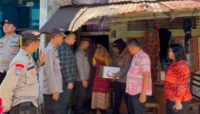 Sambut HUT RI ke-81, Polsek Siantar Utara Bagikan Sembako dan Bendera ke Warga