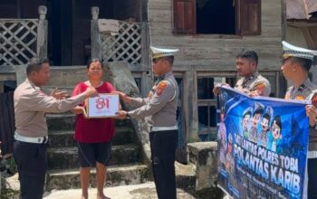 Sambut HUT RI ke-81, Satlantas Polres Toba Bagikan Sembako ke Warga