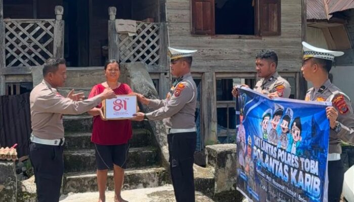 Sambut HUT RI ke-81, Satlantas Polres Toba Bagikan Sembako ke Warga