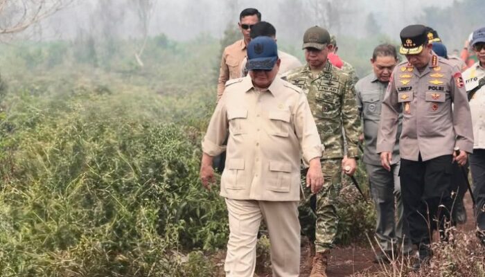 Pengganti Waterbombing, Prabowo Minta Produksi “Ubi Bombing” untuk Padamkan Karhutla
