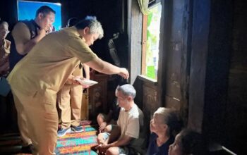 Wabup Taput Tinjau Warga Korban Kebakaran di Purbatua 