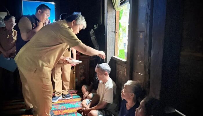Wabup Taput Tinjau Warga Korban Kebakaran di Purbatua 