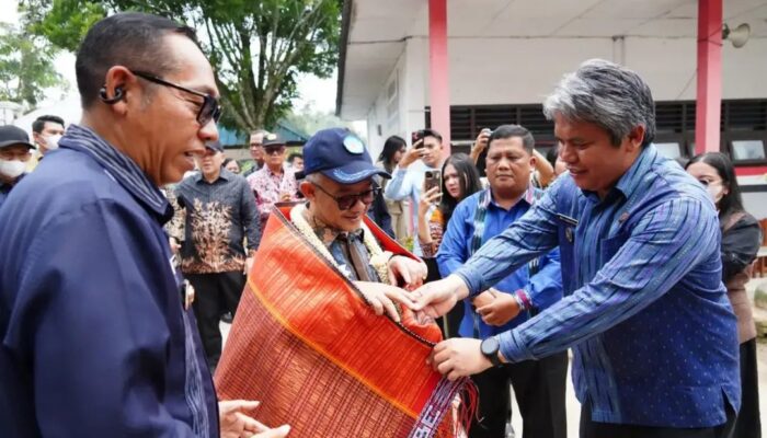 Mendikdasmen Abdul Mu’ti Siapkan Tambahan Smartboard untuk Pembelajaran Digital di Taput