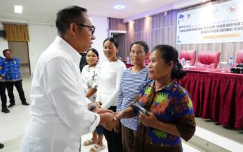 Perkuat Ekonomi Rakyat, Bupati Taput Serahkan Bantuan PSSE Rp434,93 Juta kepada 87 Keluarga