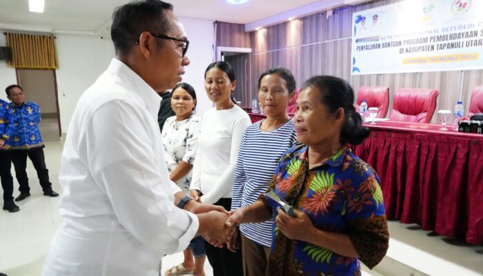 Perkuat Ekonomi Rakyat, Bupati Taput Serahkan Bantuan PSSE Rp434,93 Juta kepada 87 Keluarga